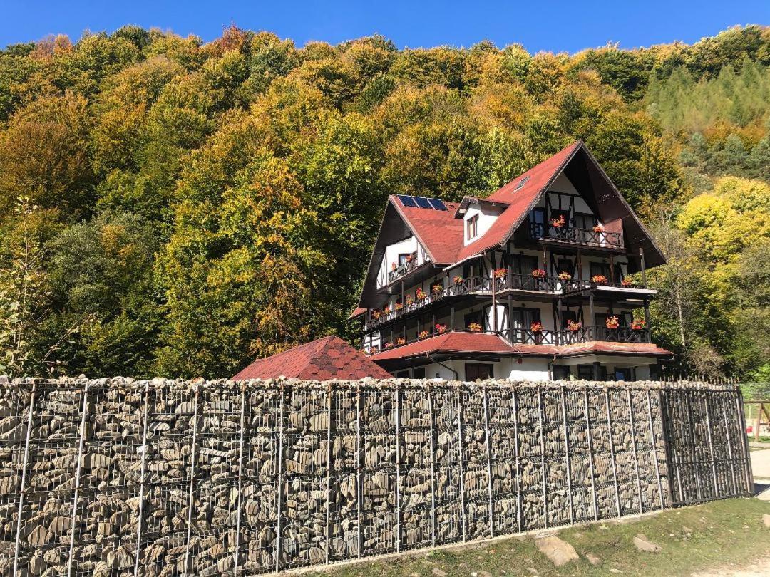 Cabana Izvoarele Doftanei Traisteni Exterior photo